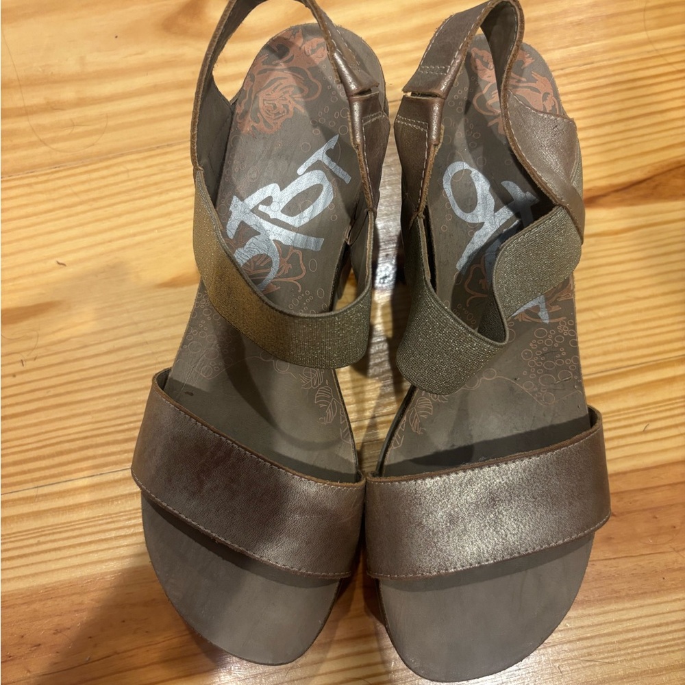 OTBT GOLD/ Pewter/ Bronze Sandals size 9